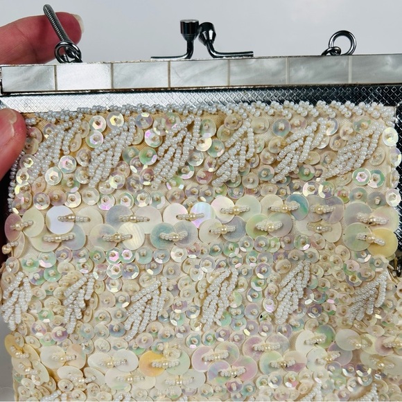 Vintage sequin beaded cream small purse, silver chain handle, iridescent Elegant - Picture 3 of 8